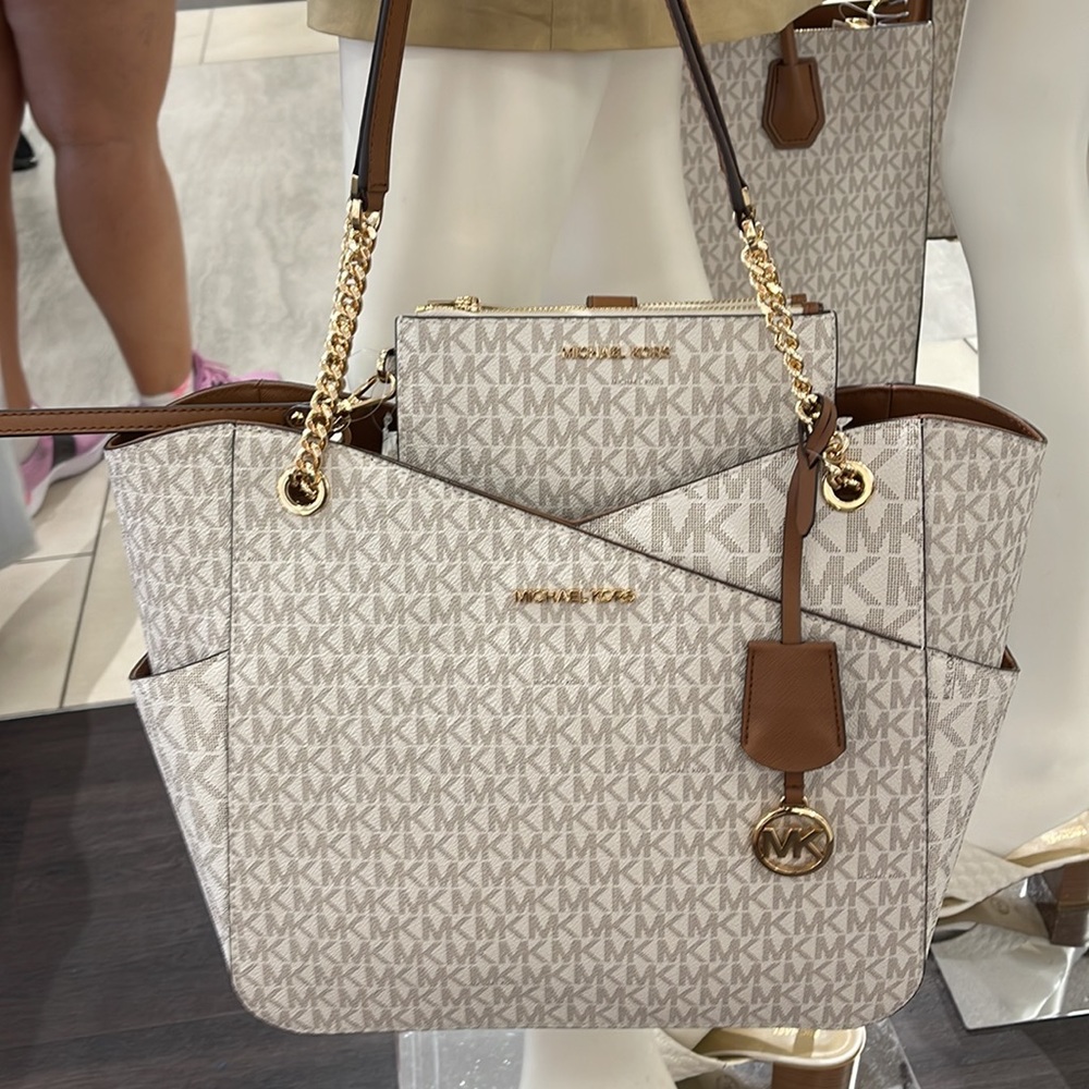 MICHAEL KORS LARGE X CHAIN SHOULDER TOTE 
& 
LARGE DOUBLE ZIP WALLET WRISTLET - Picture 5 of 16